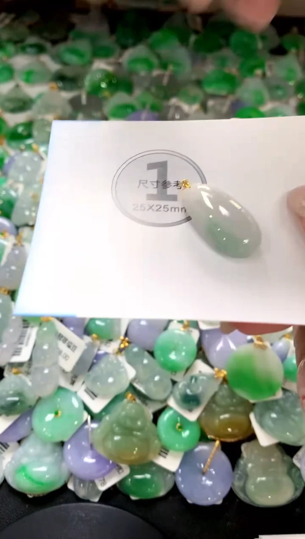 翡翠18K金镶嵌颈饰1111111111111111