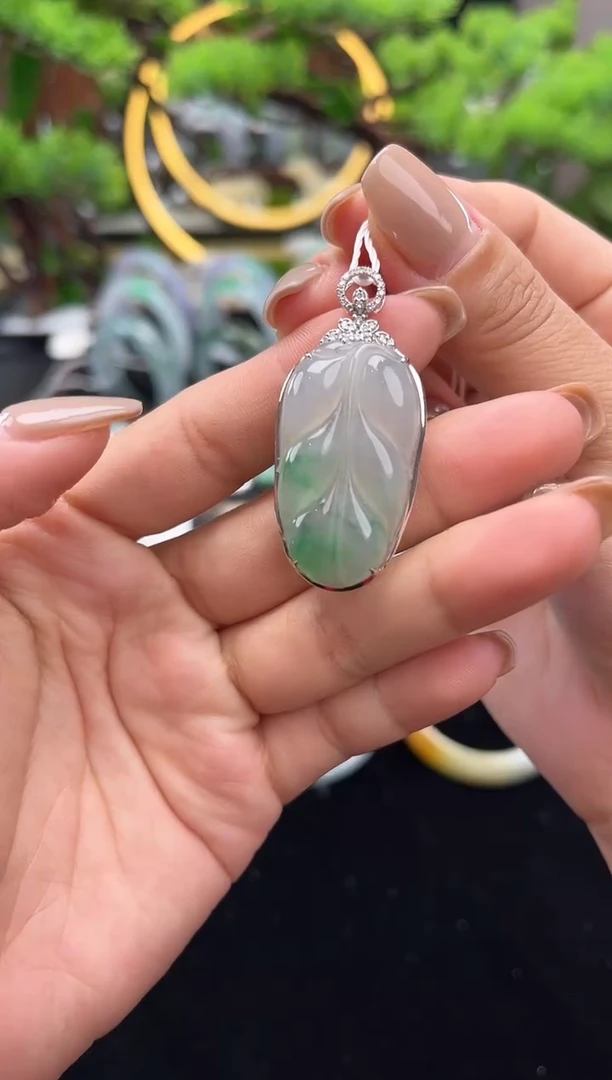 颈饰18K金镶嵌翡翠吊坠