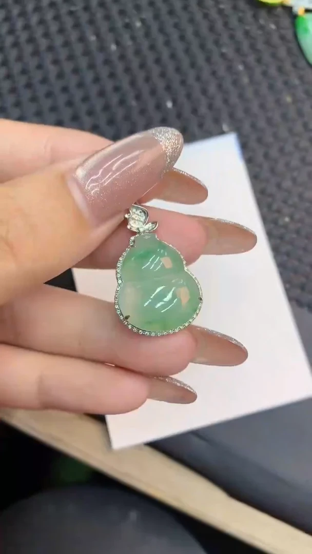 颈饰18K金镶嵌翡翠1