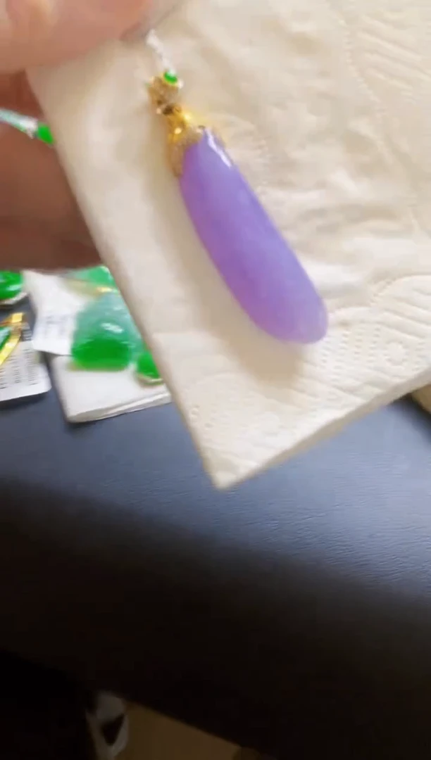 颈饰18K金镶嵌翡翠瓜