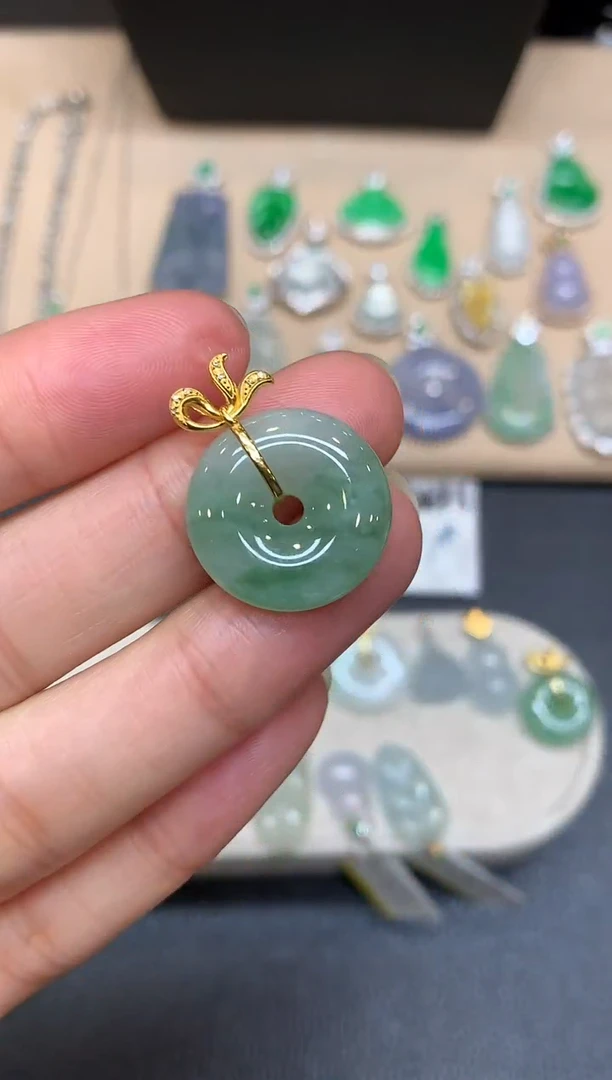 颈饰18K金镶嵌翡翠平安扣【无服务费