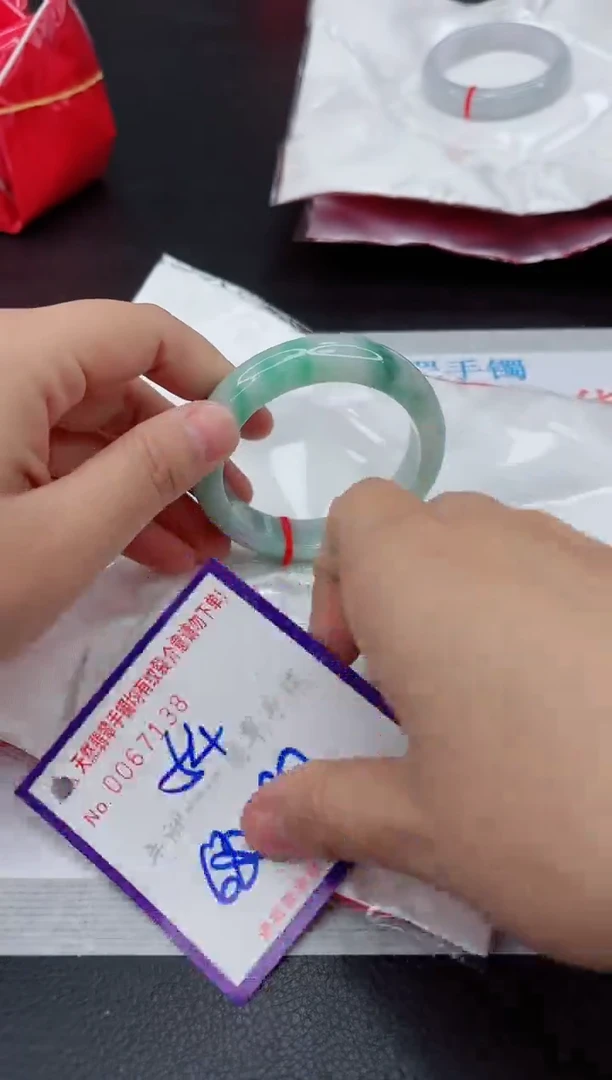 翡翠手镯未镶嵌1