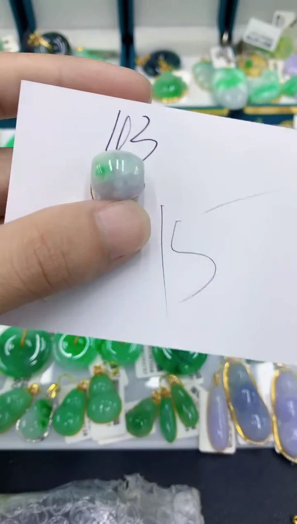 翡翠挂件未镶嵌翡翠