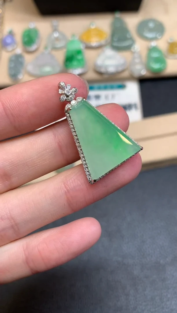 【闪购商品】翡翠颈饰18K金镶嵌无事牌【无服务费】