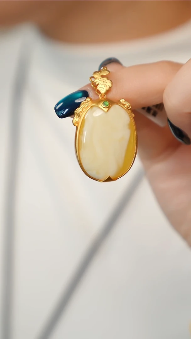 蜜蜡吊坠(赠链)银S925镶嵌景云白蜡吊坠微瑕