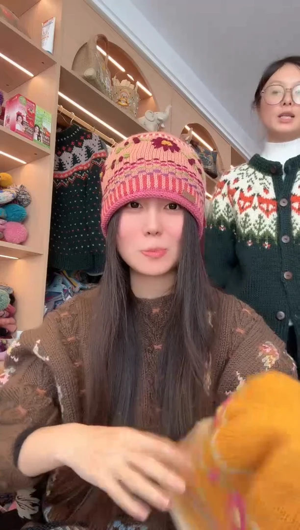 羊毛粉色卷边刺绣羊毛帽