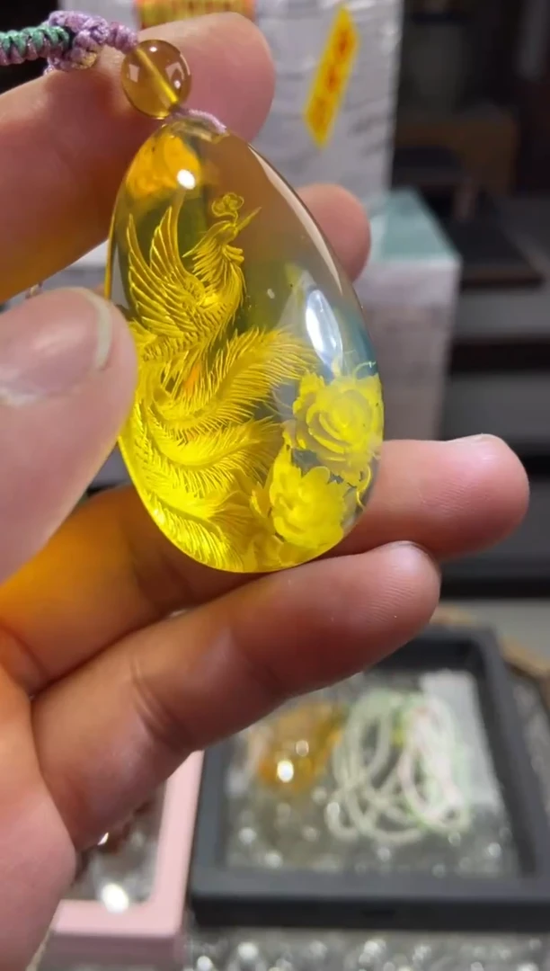 琥珀颈饰未镶嵌蓝珀阴雕凤穿牡丹