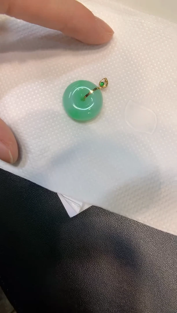 颈饰18K金镶嵌翡翠平安扣