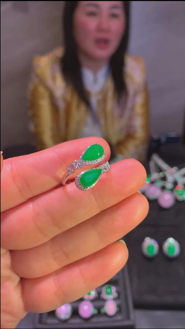 18K金镶嵌戒指翡翠戒指