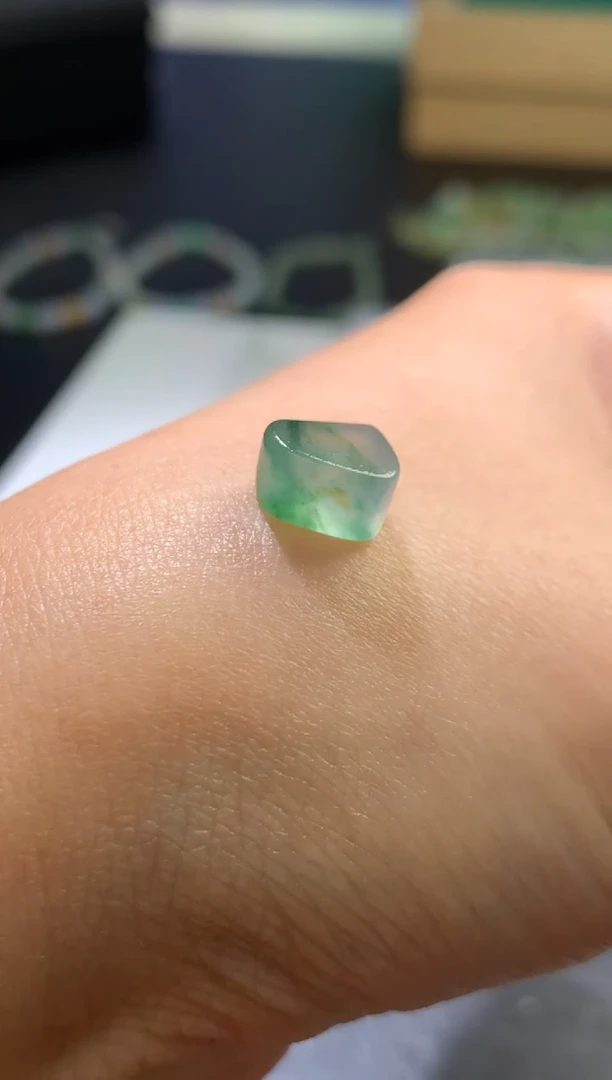 未镶嵌定制翡翠毛货 8.5-7.5-5.2