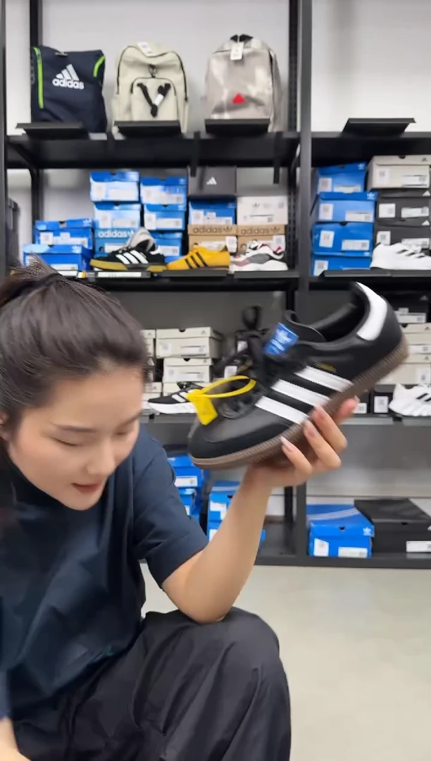 阿迪达斯 尺码38.5 货号B75807 默认微瑕无原盒 价格369