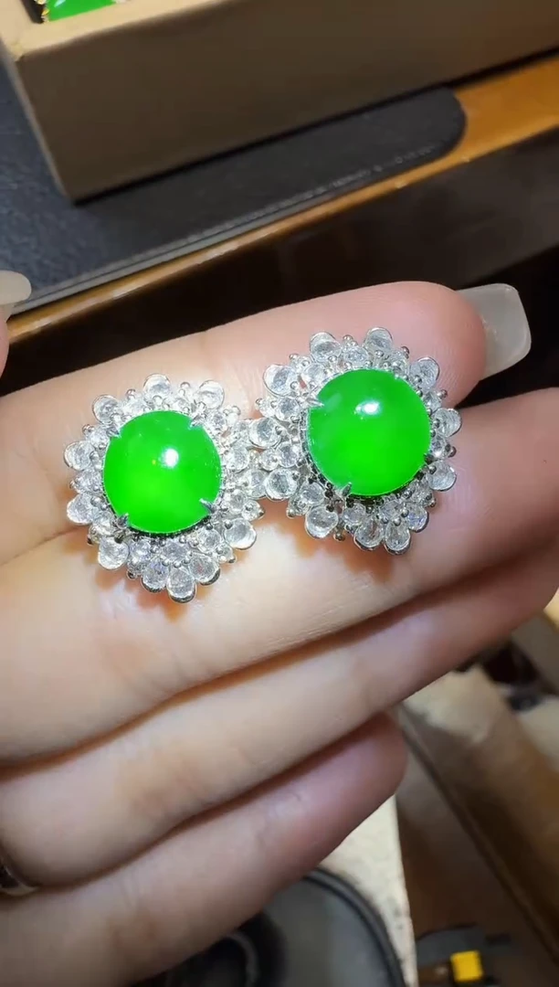 翡翠18K金镶嵌耳饰蛋面