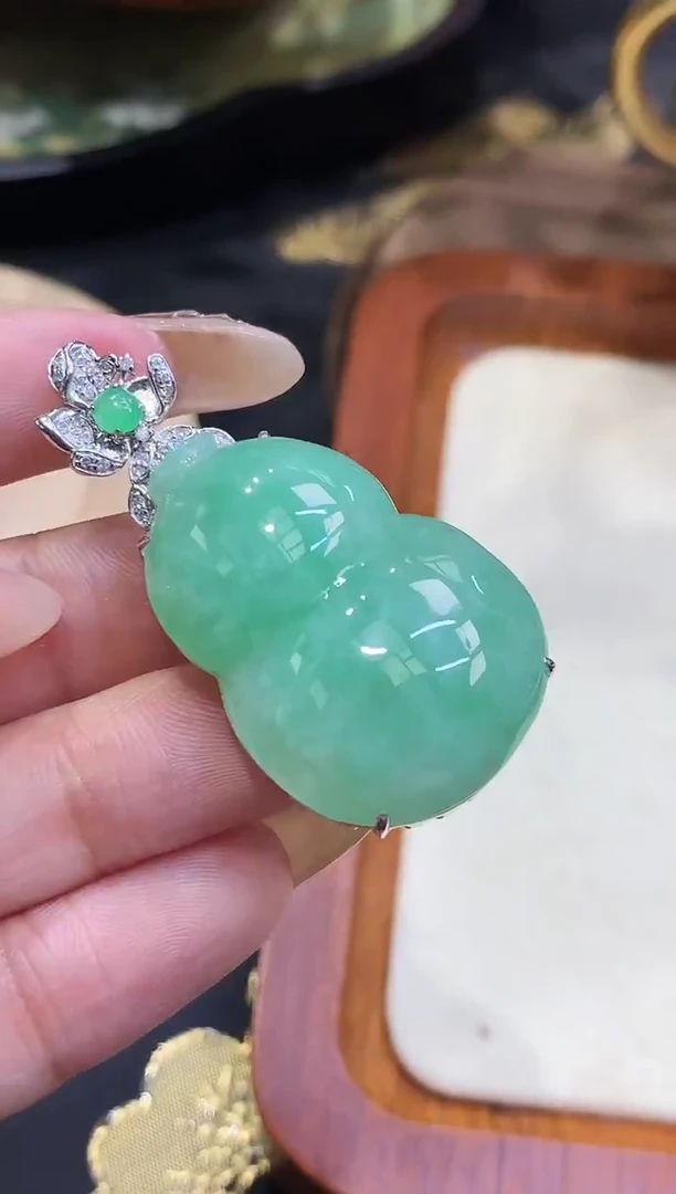 18K金镶嵌挂件翡翠葫芦不含链