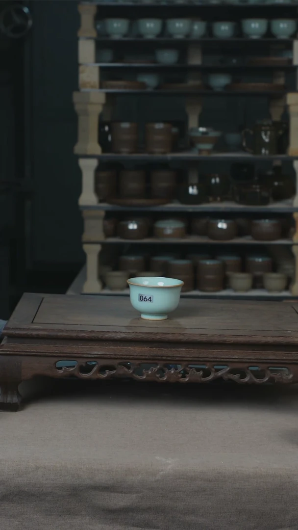 杯064原矿天青釉小压手杯