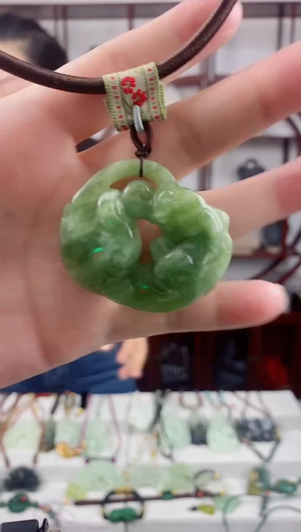 未镶嵌岫玉颈饰1