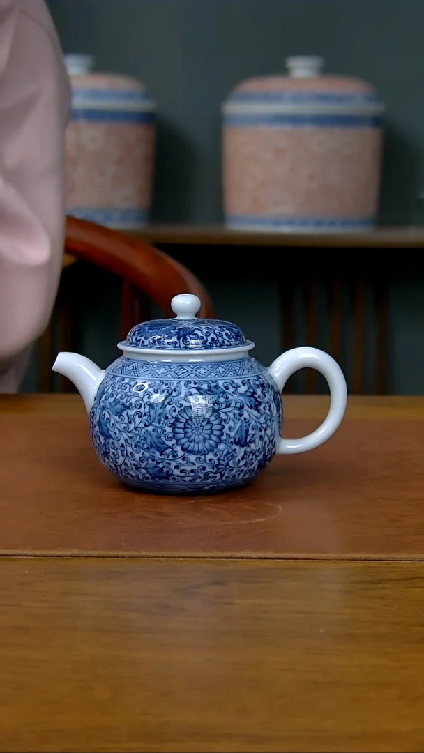 【闪购商品】陶瓷点工缠枝莲茶壶（柴窑） 563