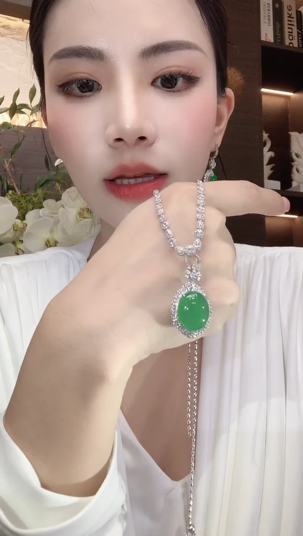 吊坠(不含链)18K金镶嵌翡翠T**nD16