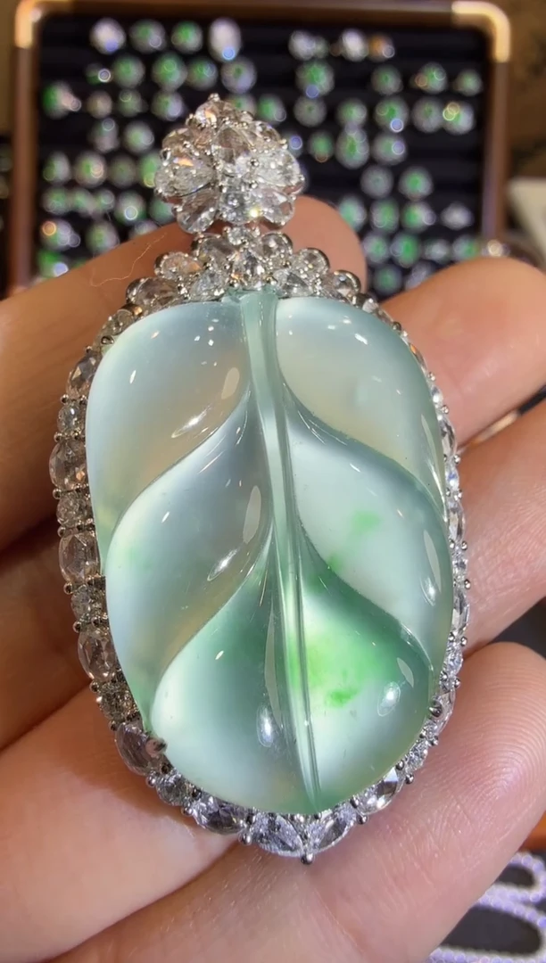 【闪购商品】翡翠吊坠(赠链)18K金镶嵌玻璃种木纳金丝绿大树叶吊坠