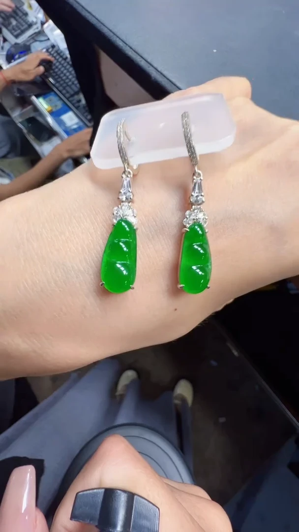 未镶嵌定制翡翠翡翠A货有轻微色差属于正常现象，耳钉多样性发货1
