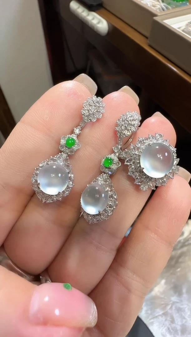 【闪购商品】翡翠吊坠(不含链)18K金镶嵌蛋面