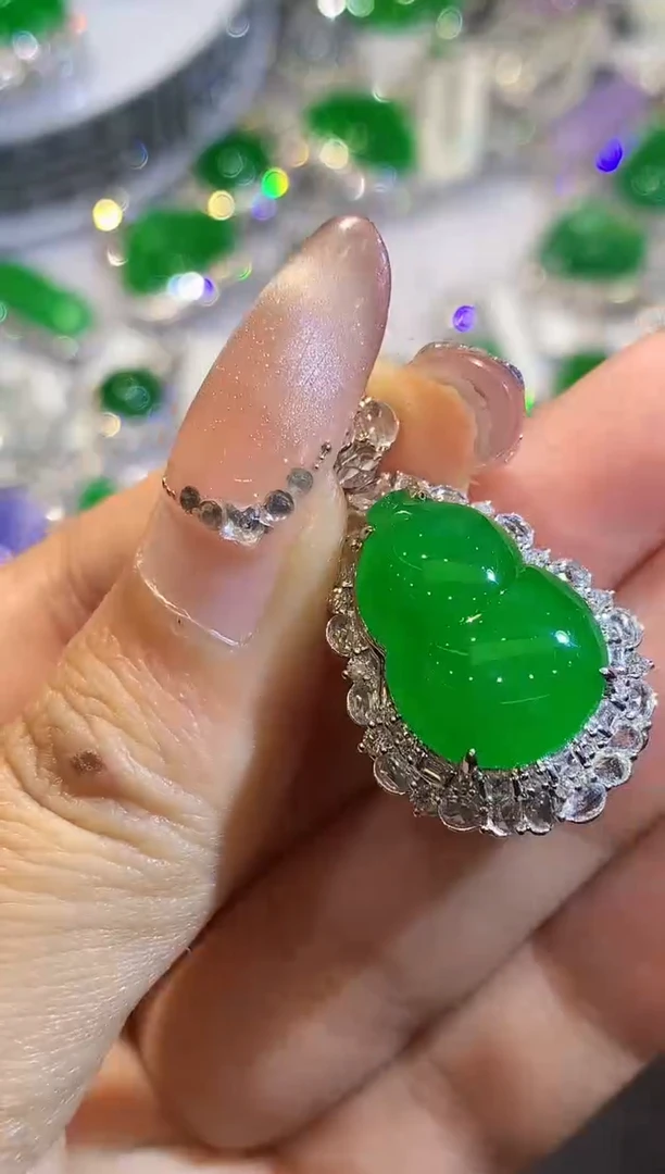 吊坠(不含链)18K金镶嵌翡翠多样性发其一