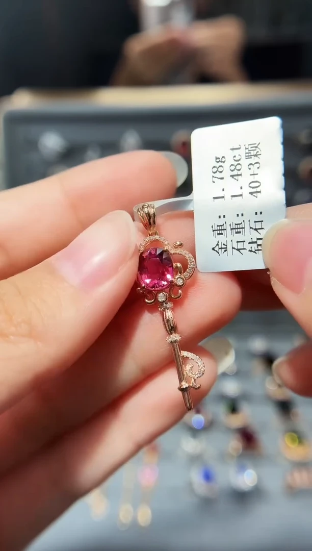 颈饰18K金镶嵌碧玺1.48.