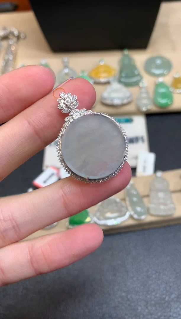 【闪购商品】翡翠颈饰18K金镶嵌无事牌【无服务费】