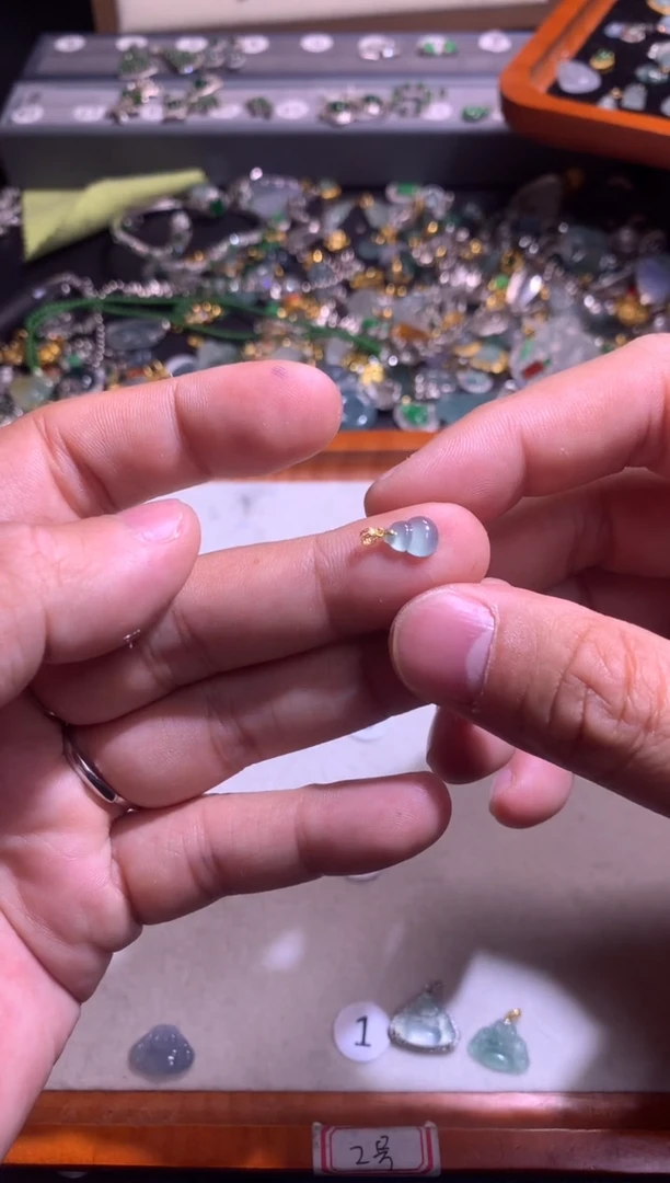 【闪购商品】翡翠吊坠(不含链)18K金镶嵌尺寸较小颜色随机