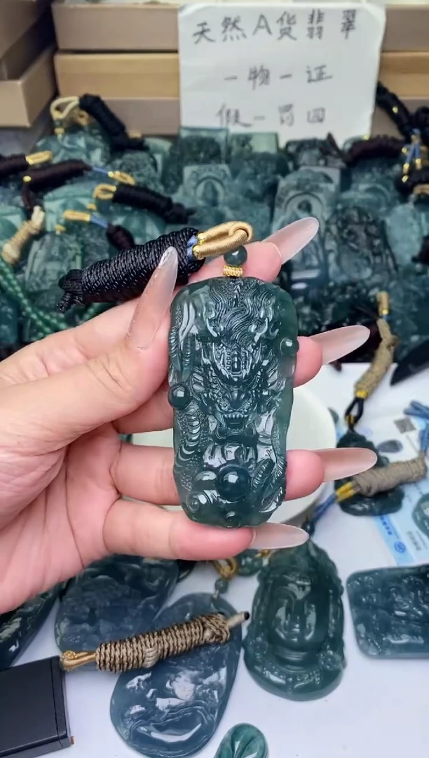 颈饰未镶嵌翡翠