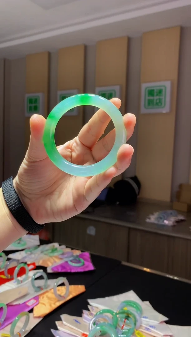 未镶嵌手镯翡翠-Q101 圈口 55.6全款240万 定金2万