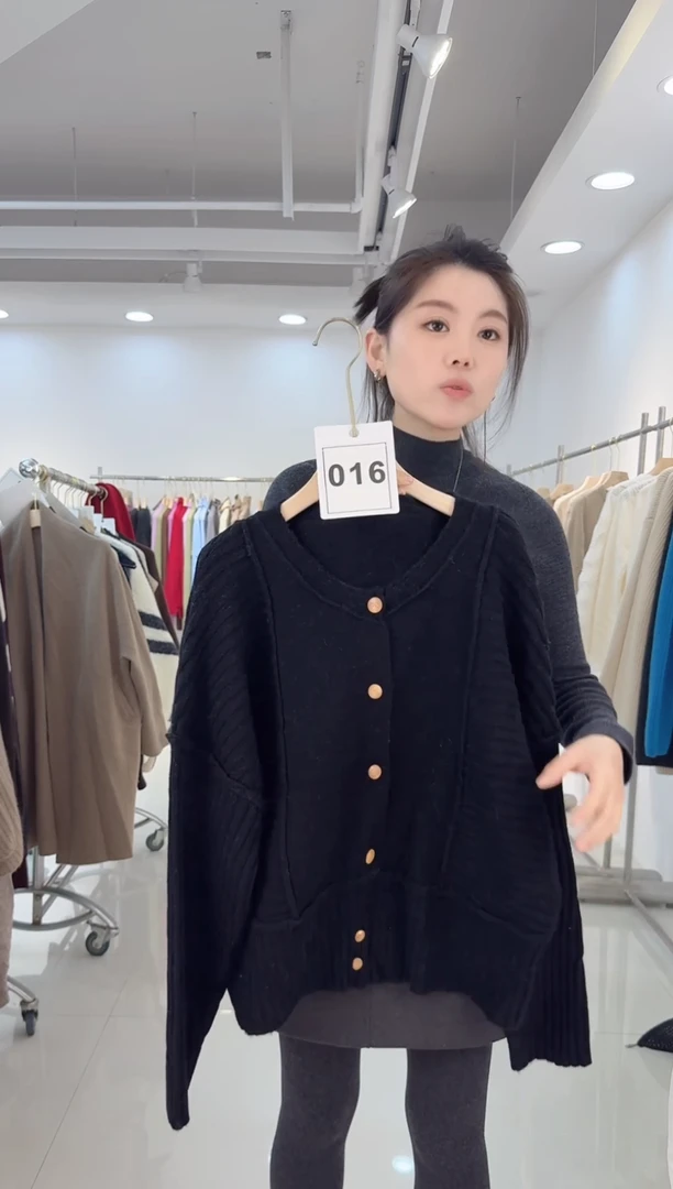016 全羊毛黑色木头扣子开衫到手129