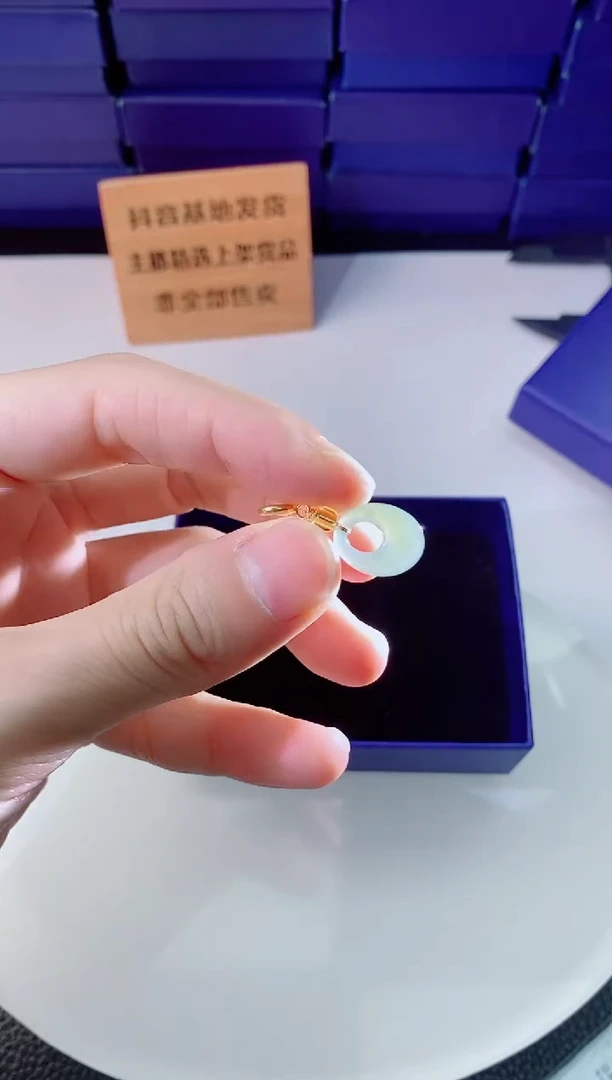 翡翠未镶嵌颈饰   `
