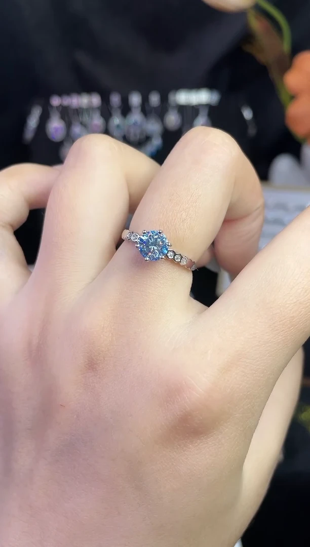 合成立方氧化锆925银编号F0196 戒指 1克拉莫桑FL 冰蓝色