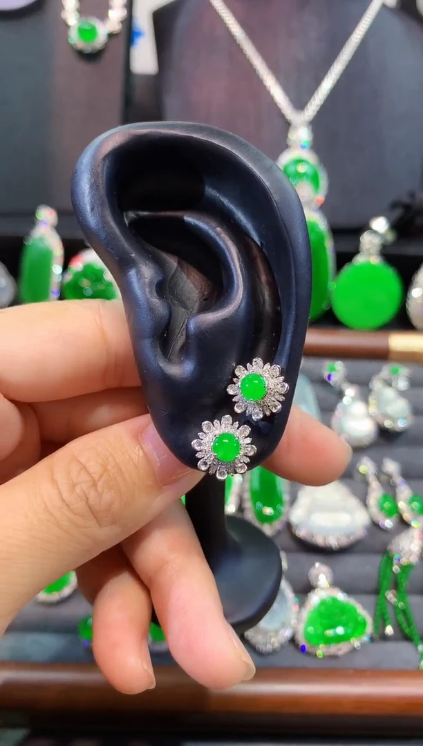 18K金镶嵌翡翠耳饰耳钉