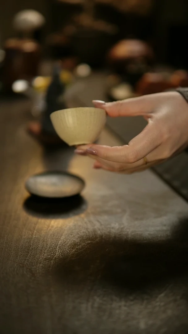 阿眠     这选手做黄末釉荆纹品茗杯