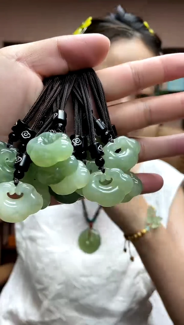 岫玉未镶嵌吊坠多样性发货发其中之一