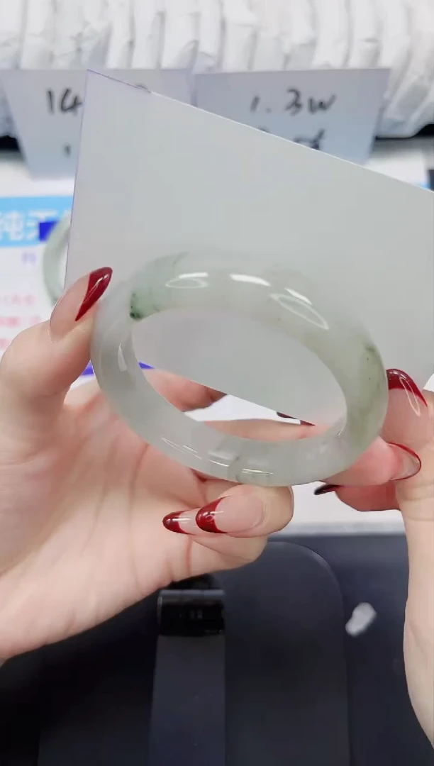 【闪购商品】石英质玉手镯未镶嵌70