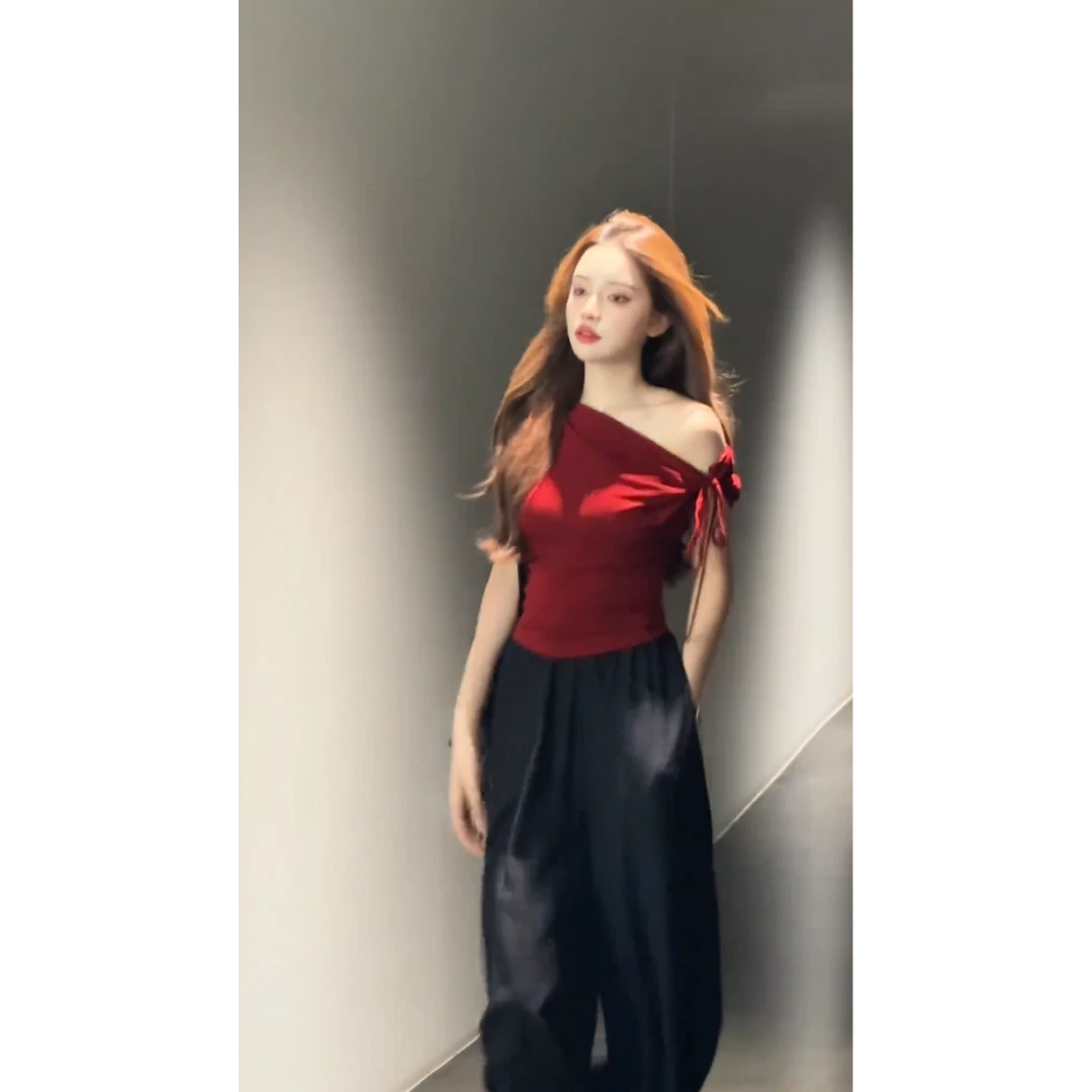 MARIE.COCO设计感斜肩法式红色一字肩低领短袖t恤女休闲裤两件套