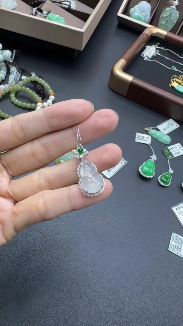 颈饰18K金镶嵌翡翠?**凉葫芦