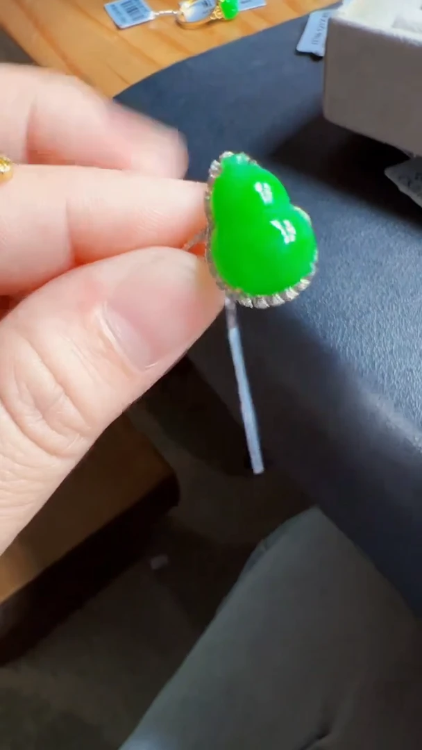 颈饰18K金镶嵌翡翠戒指