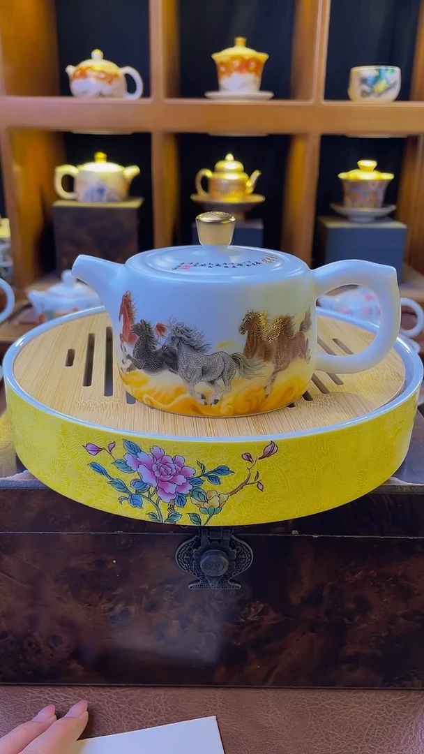 羊脂玉万马奔腾壶