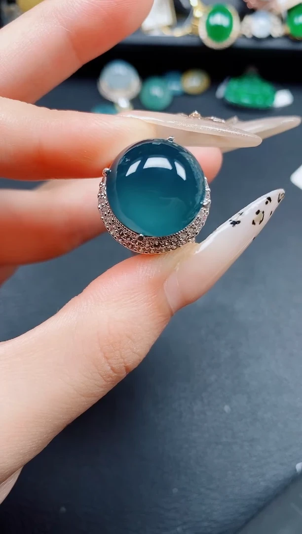 未镶嵌戒指翡翠困***着翡翠