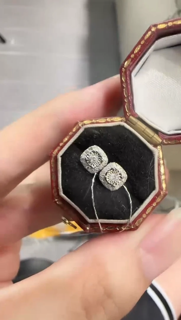 18K金镶嵌耳钉钻石方包耳钉