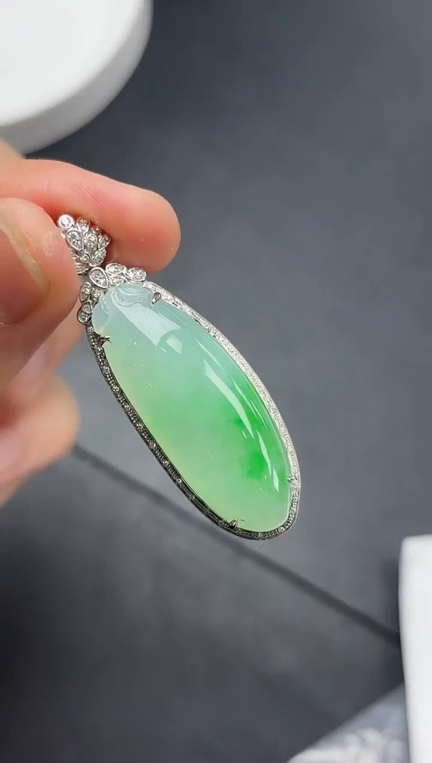 18K金镶嵌挂件翡翠福瓜