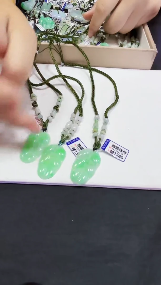 翡翠未镶嵌颈饰多样性发其一