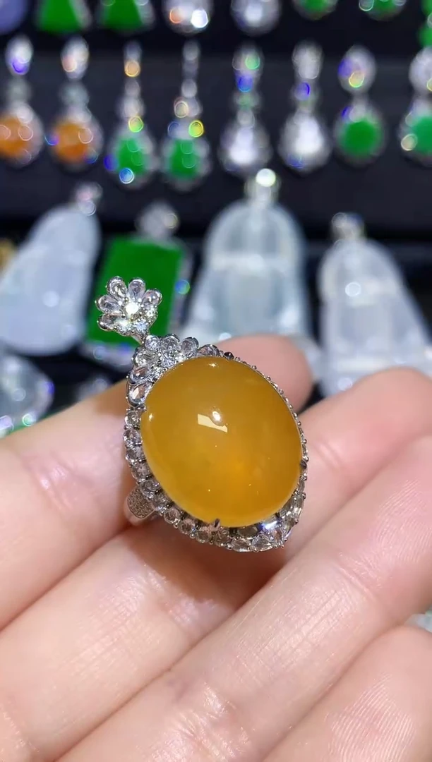 【闪购商品】翡翠戒指18K金镶嵌高冰黄翡大蛋面戒指吊坠两用款