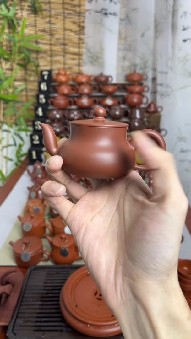 。****。陈腐老朱泥君德壶手拉壶带证书礼盒