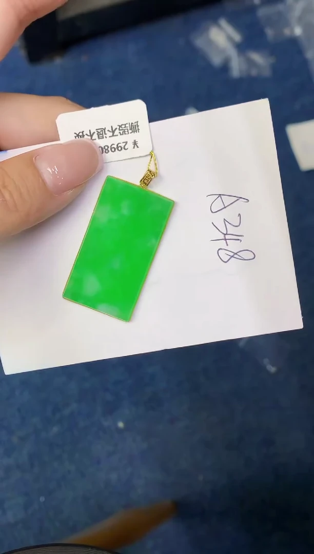 翡翠18K金镶嵌颈饰缅甸天然翡翠A货