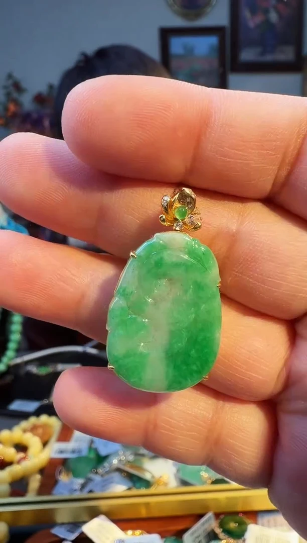 颈饰18K金镶嵌翡翠吊坠