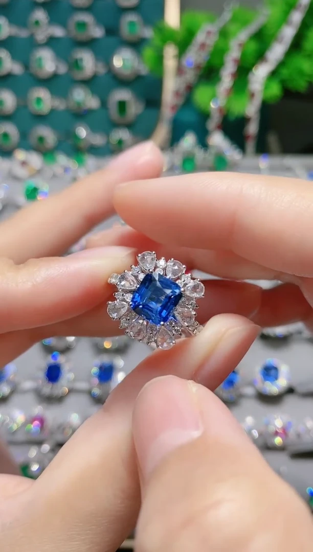 18K金戒指蓝宝石18K金镶嵌.